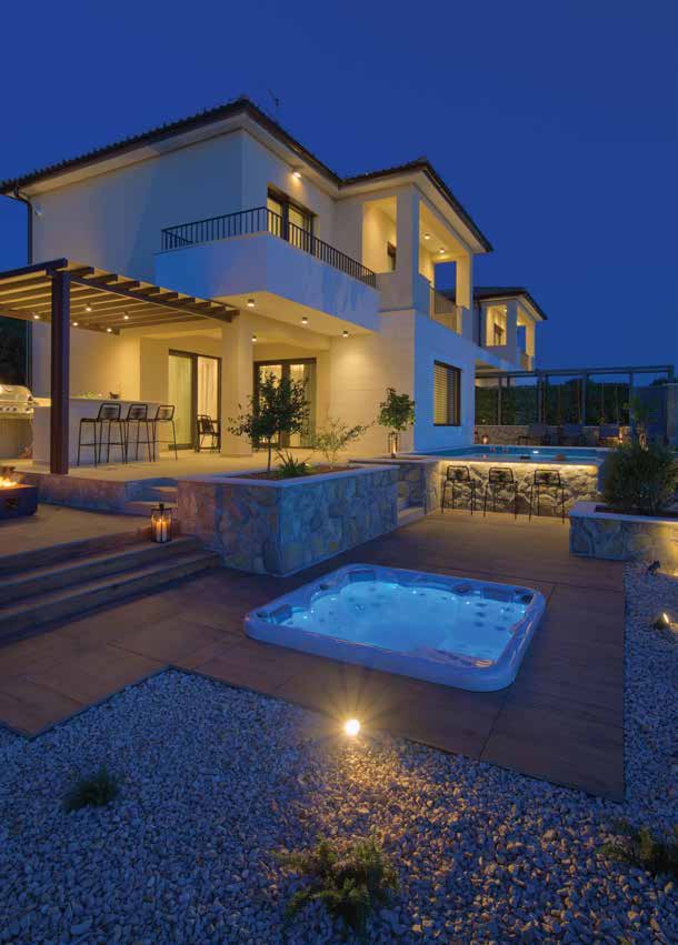 Ferienhaus mit beleuchteter Terrasse und Whirlpool aus der Originalbroschüre von Krk Adria
