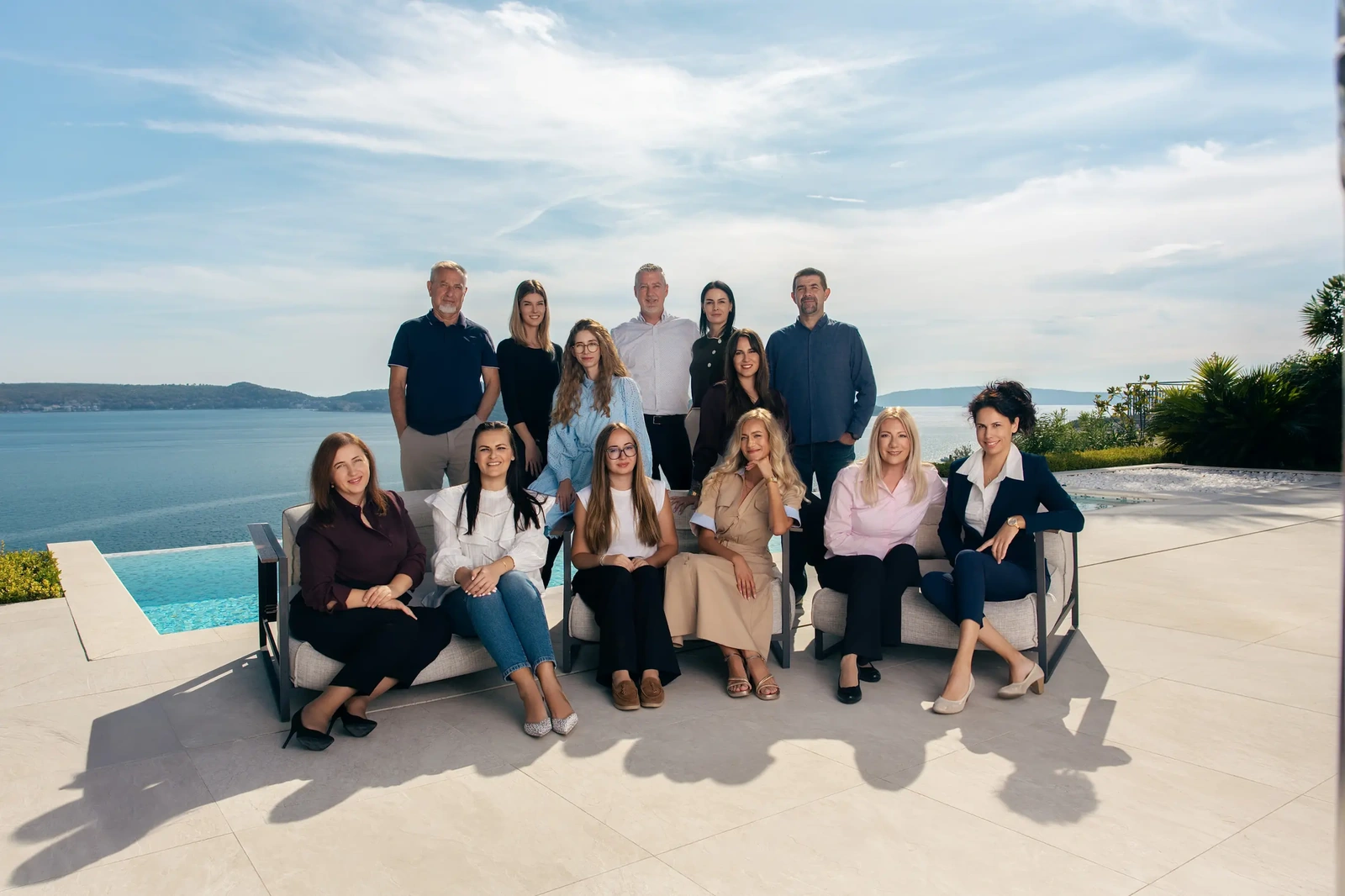 Das Team von VIP Holiday Booker auf einer Terrasse am Meer
